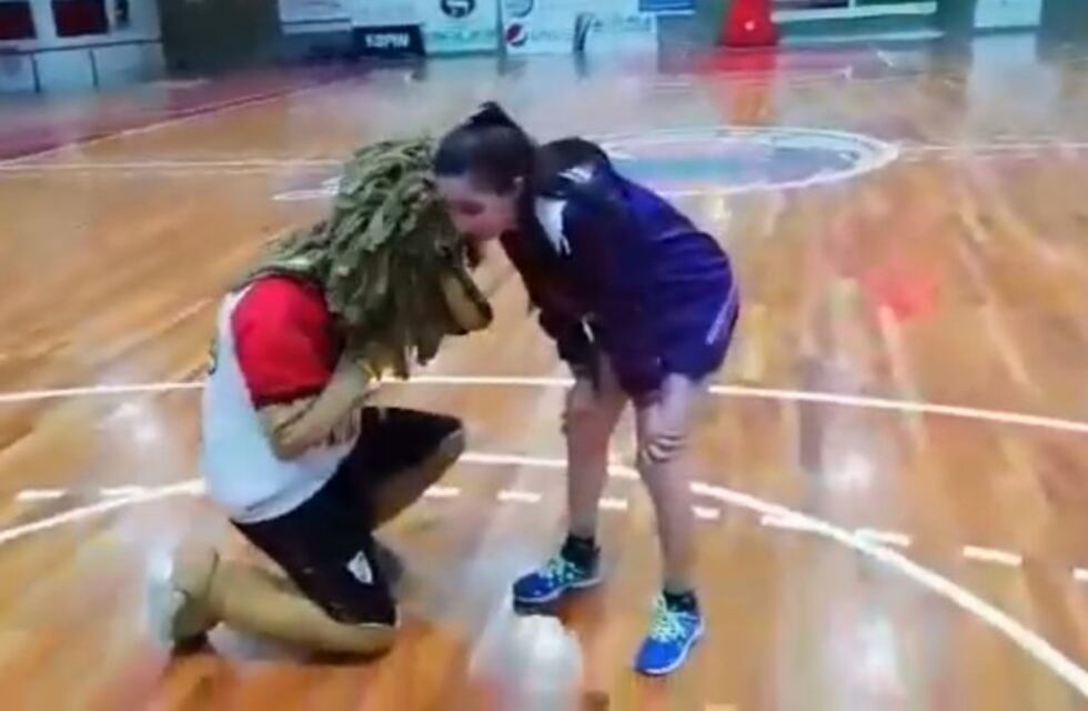 Se disfrazó de mascota del equipo y le pidió matrimonio a su novia en la cancha