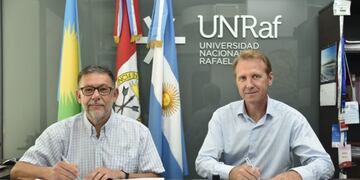 El rector de la Universidad Nacional de Rafaela, Rubén Ascúa y el intendente de Sunchales, Gonzalo Toselli (Prensa UNRaf)