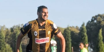 Jorge Piñero Da Silva con la camiseta del Deportivo Madryn (Foto: Diario Jornada)\u002E