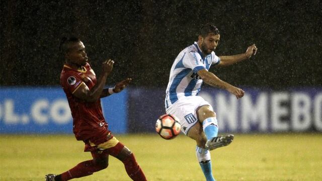 MED704- RIONEGRO (COLOMBIA), 01/06/2017.- El jugador del equipo colombiano Rionegro u00c1guilas, Fabiu00e1n Viu00e1fara (i), disputa el balu00f3n con Leandro Grimi (d), de Racing Club de Argentina, hoy, jueves 1 de junio de 2017, durante un partido por la Copa Sudamericana disputado en el estadio Alberto Grisales de Rionegro (Colombia). EFE/Luis Eduardo Noriega A.