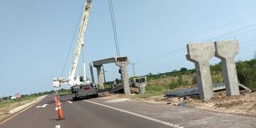 Colocan pasarelas peatonales en la Autovía 16 entre Makallé y Resistencia\u002E