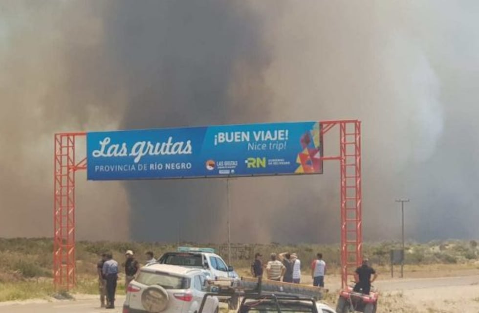 Preocupante incendio en Las Grutas: evacuaron a los vecinos