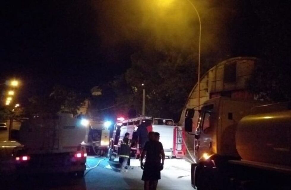 Fuerte incendio en las instalaciones de la Dirección Provincial de Infraestructura Escolar