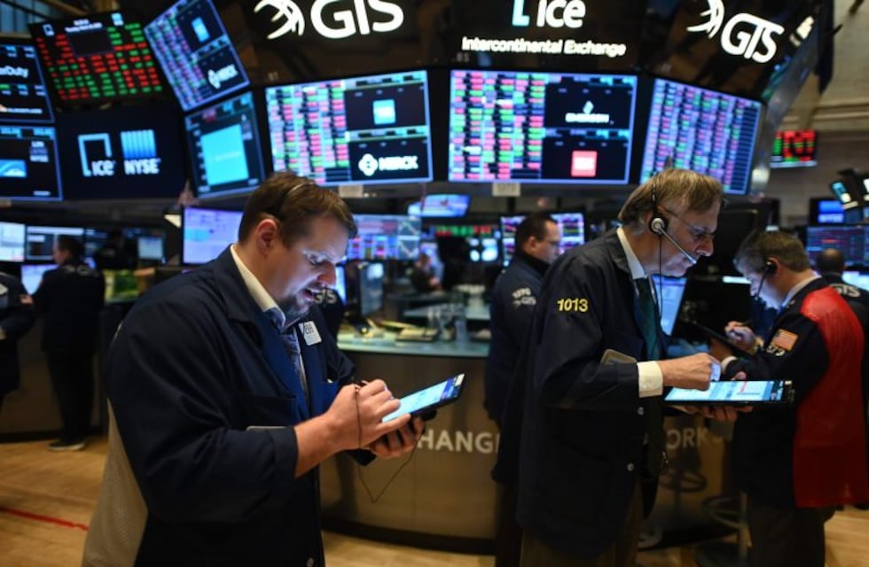 En un mercado volátil, el riesgo país cae por debajo de los 3.000 puntos
