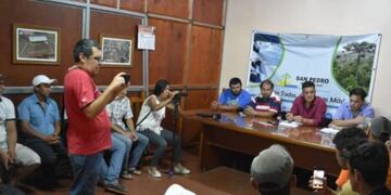 Los tareferos reunidos con el intendente de San Pedro, Miguel Dos Santos\u002E (Foto: Carina Martínez)