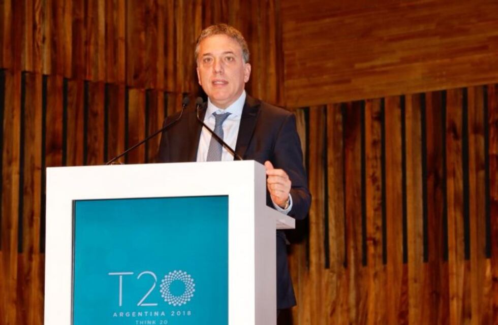 Dujovne aseguró que la economía volverá a crecer pagando costos de corto plazo