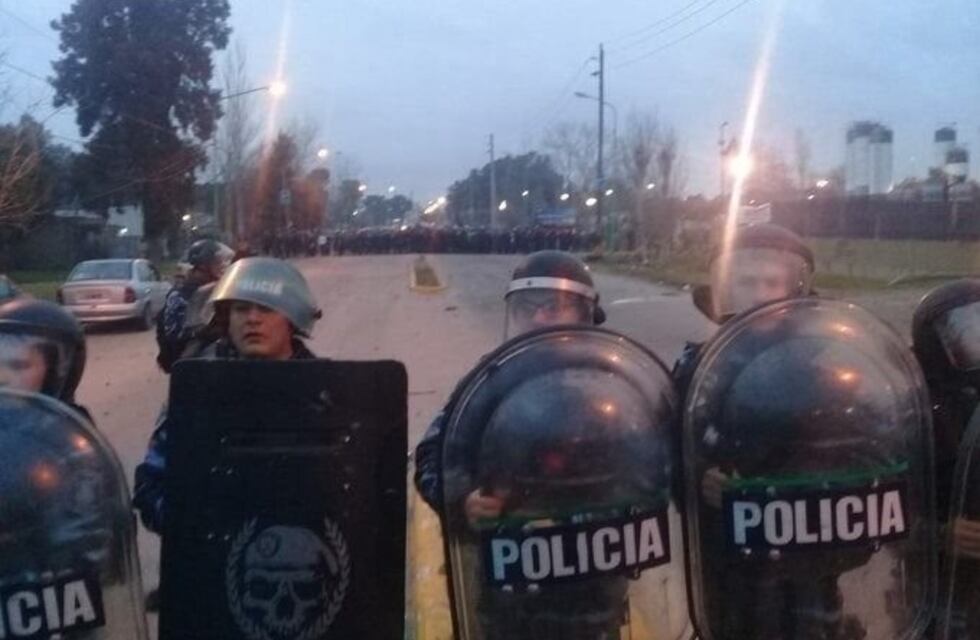 Trabajadores de la UOCRA se enfrentaron con la policía en las puertas de YPF