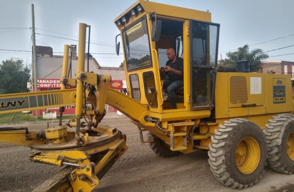 Intendente entrerriano maneja la motoniveladora para arreglar las calles