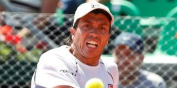 BAS129. BUENOS AIRES (ARGENTINA), 03/02/2017.- El jugador argentino de Copa Davis Carlos Berlocq en acciu00f3n ante el italiano Andreas Seppi hoy, viernes 3 de febrero de 2017, durante un partido de tenis por la Copa Davis entre el equipo de Argentina y el de