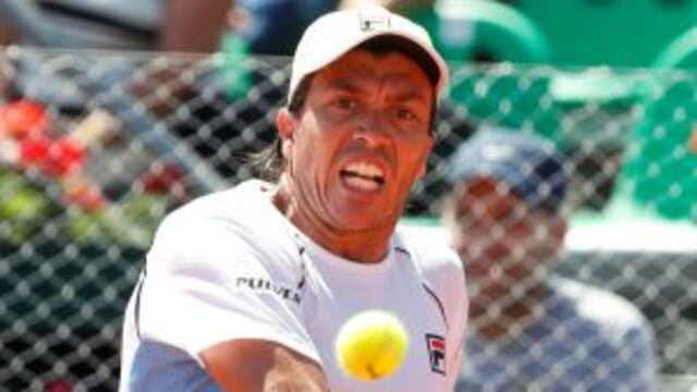 BAS129. BUENOS AIRES (ARGENTINA), 03/02/2017.- El jugador argentino de Copa Davis Carlos Berlocq en acciu00f3n ante el italiano Andreas Seppi hoy, viernes 3 de febrero de 2017, durante un partido de tenis por la Copa Davis entre el equipo de Argentina y el de