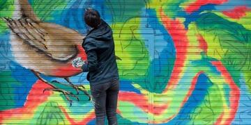 Artistas comienzan a pintar fachadas del casco histórico\u002E Desde las 9, dejan plasmados sus diseños en locales de calle Córdoba, San Luis, Mitre y San Martín\u002E