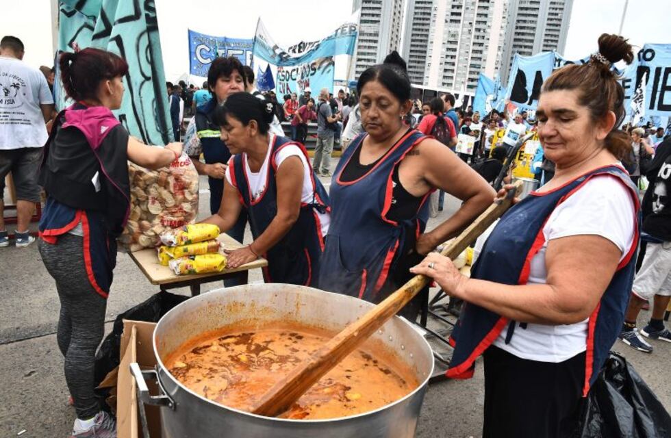 Barrios de Pie convocó a cinco ollas populares en Rosario y la región para este martes