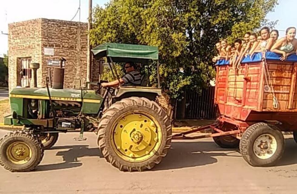 La pileta que hace furor en Conesa: está asentada en un tolva y la mueve un tractor