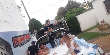 Un grupo de amigos cordobeses armó una pileta en la caja de la camioneta\u002E