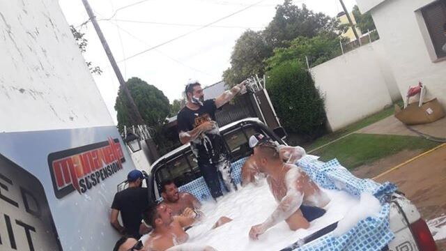 Un grupo de amigos cordobeses armó una pileta en la caja de la camioneta\u002E