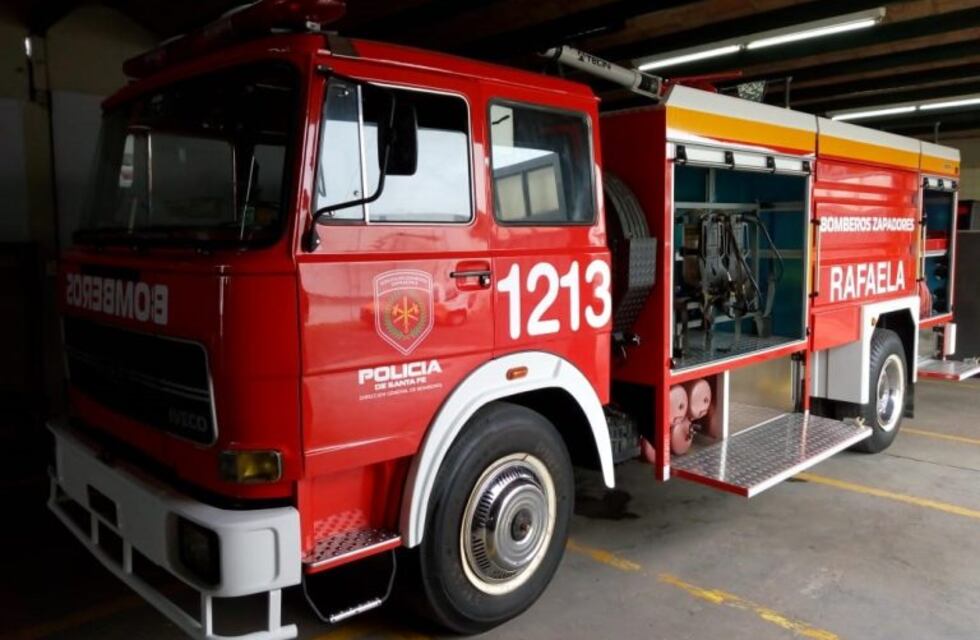 Los Bomberos Zapadores recibieron una autobomba puesta a nuevo