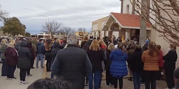 La última ceremonia fue a cielo abierto frente a la puerta de la capilla\u002E (@radio2rosario)