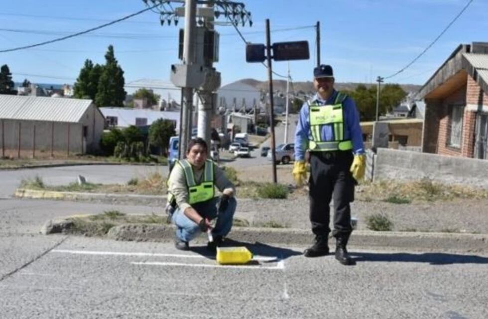 Un comisario y un preso pintaron  sendas peatonales