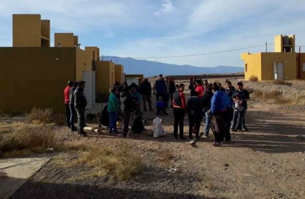 40 familias usurparon viviendas en Los Sarmientos