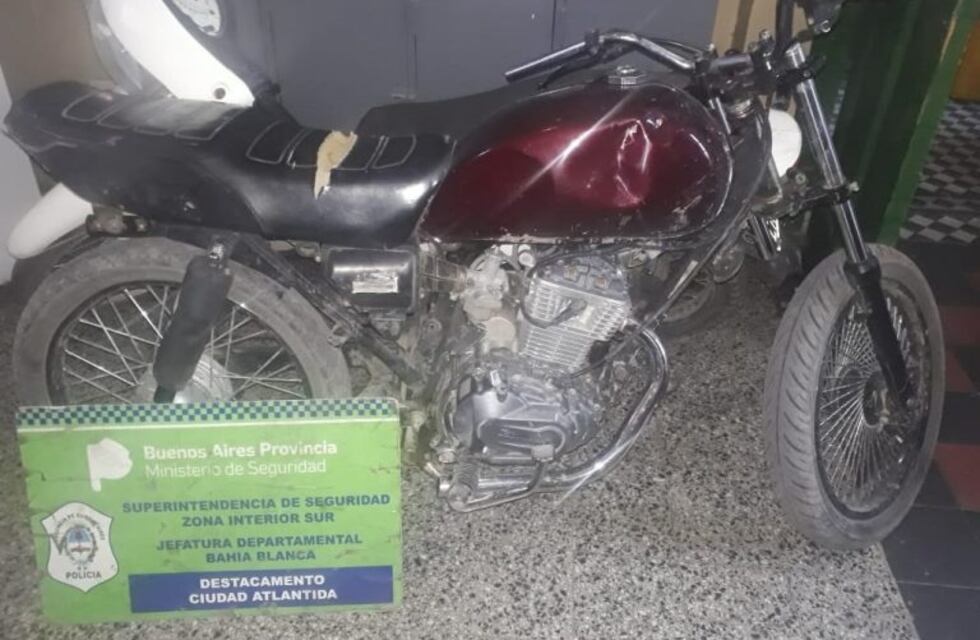 Punta Alta: lo frenaron en un control y la moto era robada