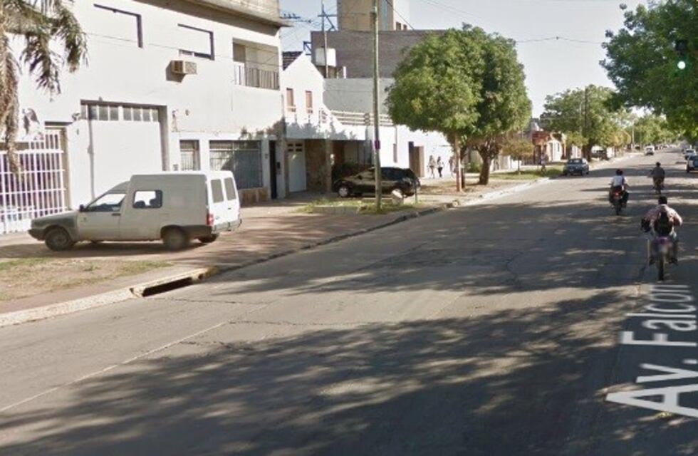 Delincuentes armados y encapuchados asaltaron a una mujer cuando iba a trabajar y le llevaron la mochila