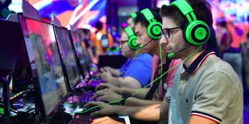 Headsets are worn to play the game Insurgency Sandstorm at the 24th Electronic Expo, or E3 2018, in Los Angeles, California on June 12, 2018, where hardware manufacturers, software developers and the video game industry present their new games\u002E / AFP PHOTO / Frederic J\u002E BROWN los angeles eeuu evento Electronic Entertainment Expo 2018 e3 exposicion sobre la industria de los videojuegos muestra exhibicion de los nuevos videojuegos