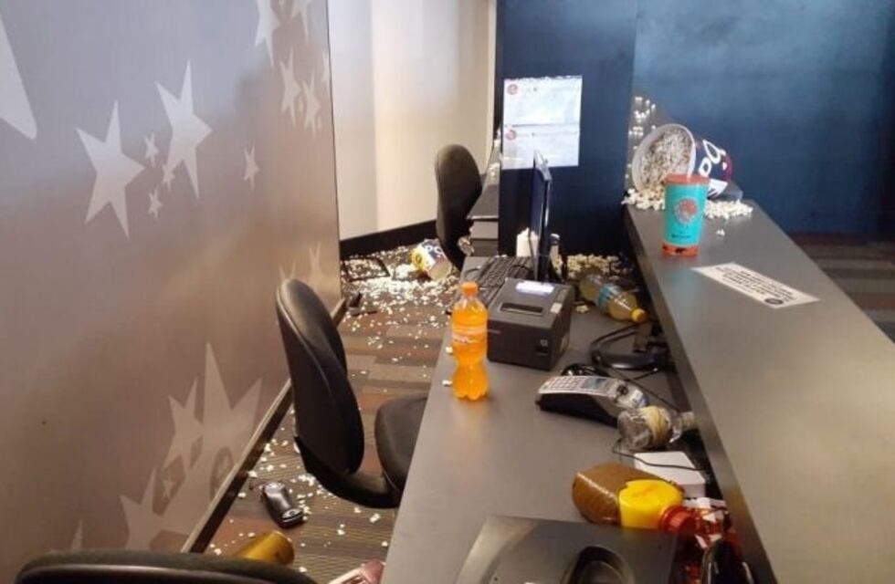 Querían ir al cine y terminaron en la cárcel de Batán, tras causar destrozos en la boletería