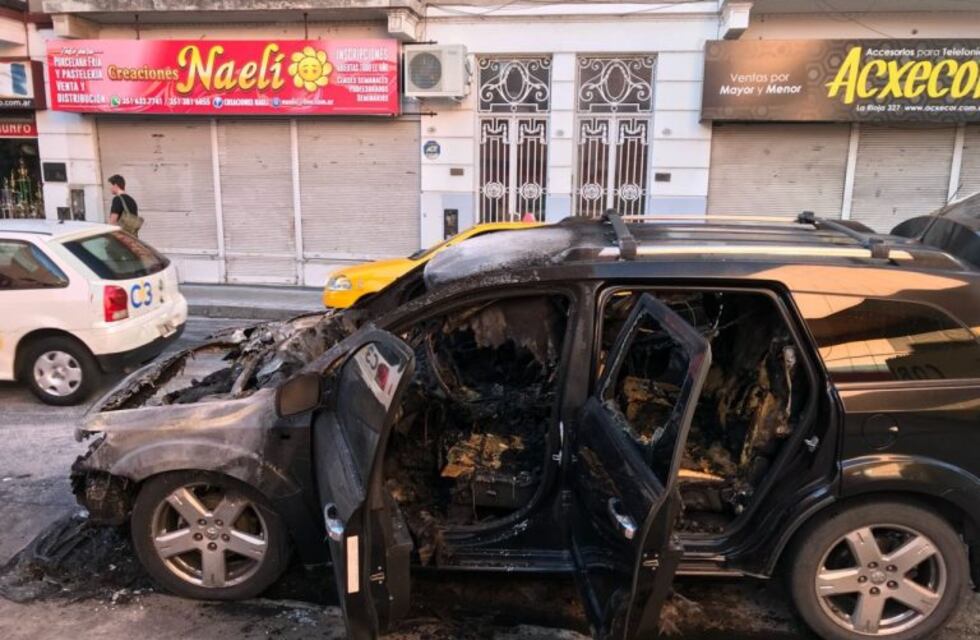 Se incendió un auto en pleno centro de la ciudad, por fortuna, no hubo heridos