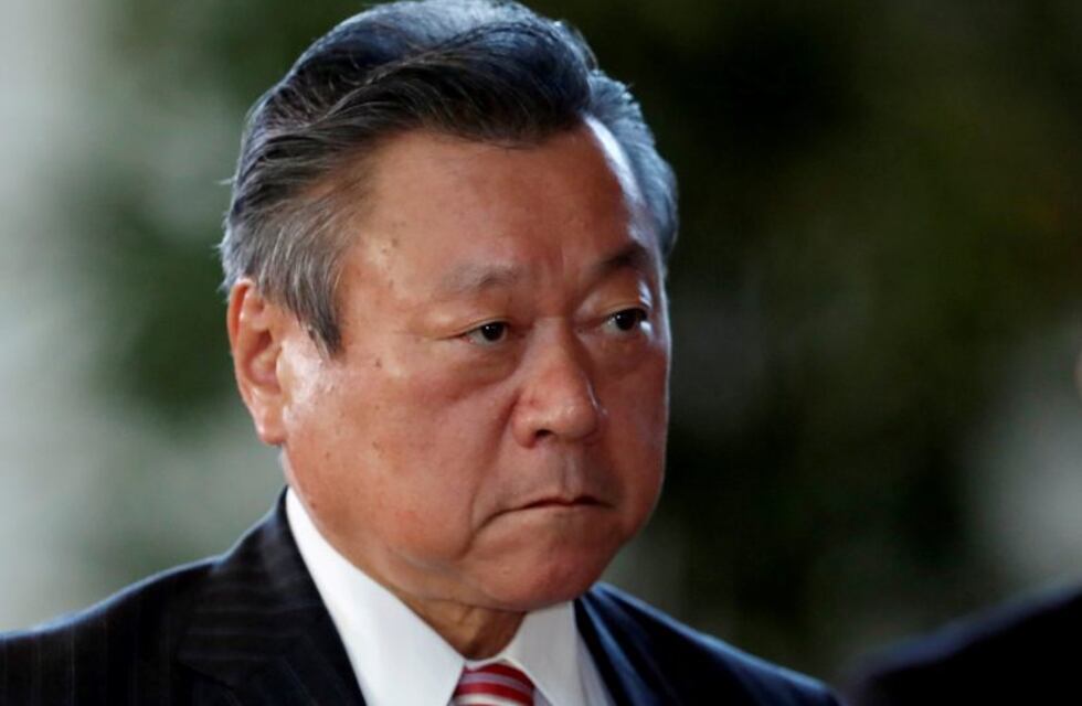 Es el ministro de ciberseguridad de Japón y confesó que nunca usó una computadora en su vida