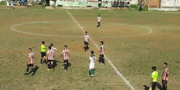 Sporting de Santo Pipó\u002E Los jugadores rodean al árbitro y lo insultan y amenazan\u002E (Misiones Online)