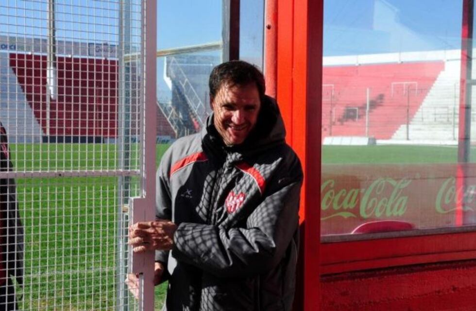 Instituto mantiene la duda en defensa: Aguirre o Flores