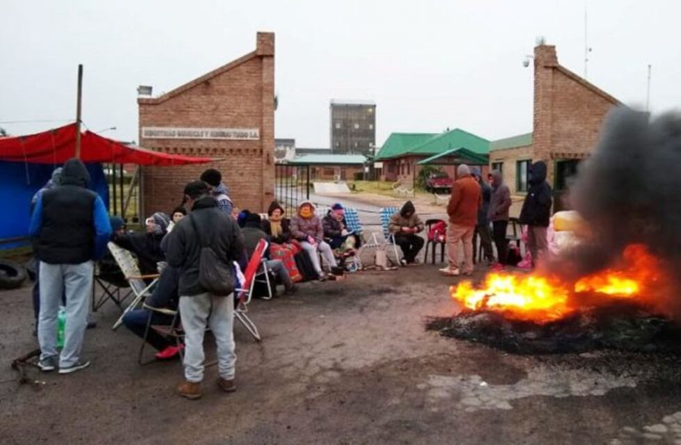 Trabajadores salineros en San Martín cortan la entrada de la empresa por despidos