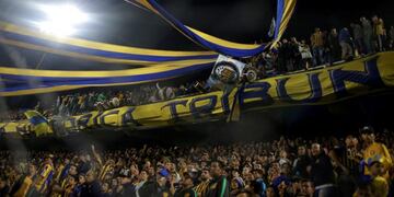 Soccer Football - Copa Sudamericana - Argentina's Rosario Central v Brazil's Sao Paulo - Gigante de Arroyito stadium, Buenos Aires, Argentina - April 12, 2018 - Fans of Rosario Central cheer for their team during the match\u002E REUTERS/Agustin Marcarian santa fe rosario  futbol torneo copa sudamericana 2018 futbolistas partido Rosario Central vs san pablo sao paulo