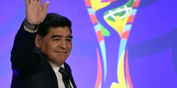 Argentinian football star Diego Maradona waves during the official draw for the FIFA under-20 football World Cup in Suwon, south of Seoul, on March 15, 2017.rnThe FIFA U-20 World Cup will be held in South Korea from May 20 to June 11. / AFP PHOTO / JUNG Y
