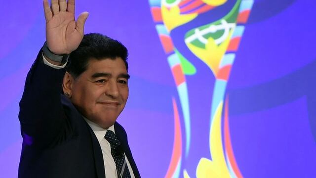 Argentinian football star Diego Maradona waves during the official draw for the FIFA under-20 football World Cup in Suwon, south of Seoul, on March 15, 2017.rnThe FIFA U-20 World Cup will be held in South Korea from May 20 to June 11. / AFP PHOTO / JUNG Y