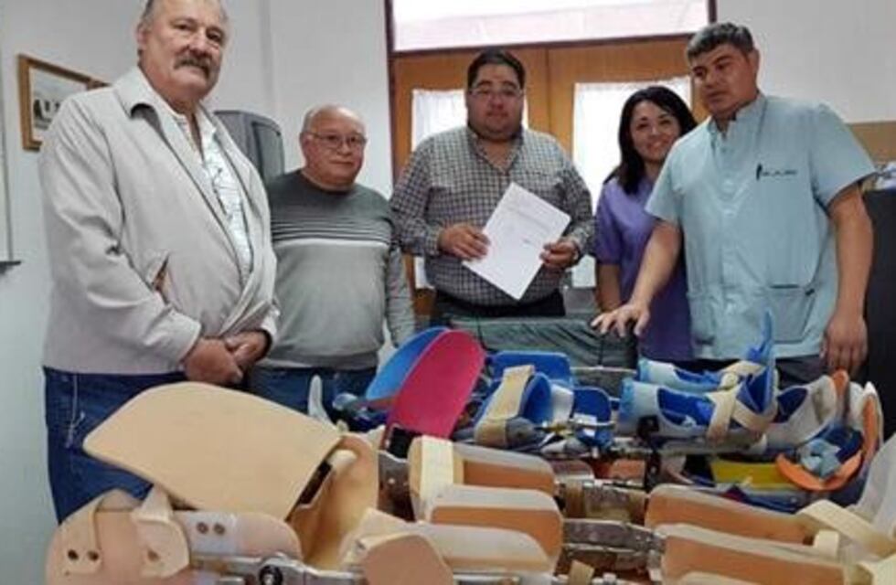 Donan a cooperadora del Hospital elementos ortopédicos