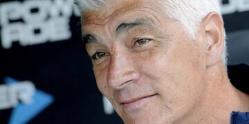 El entrenador leproso saludó a los ex combatientes\u002E Foto: DYN/PABLO AHARONIAN