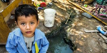 Los vecinos del asentamiento sanjuanino Salvador Tejada viven entre aguas servidas\u002E