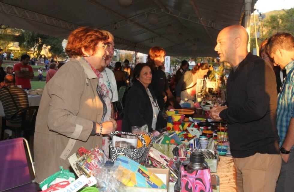 Exitosa Feria Mercado en los Jardines Municipales de Carlos Paz