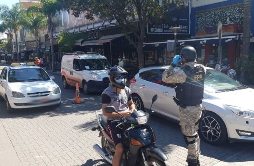 La Fuerza Policial Antinarcotráfico realiza controles y patrullajes en las calles de Carlos Paz
