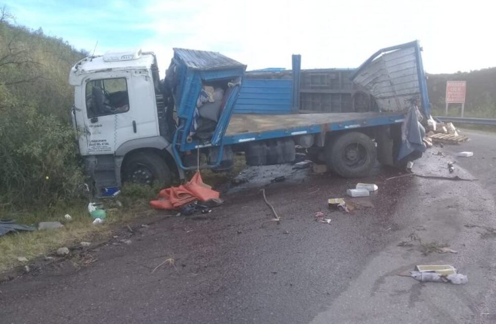 Un camión que transportaba vino se quedó sin frenos e impactó contra una montaña