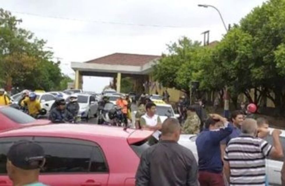 Paseros contra medidas de Aduana cortaron el puente en Encarnación