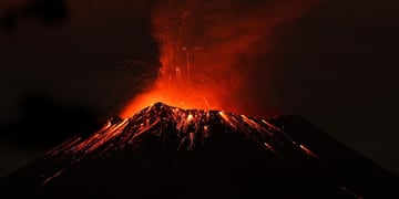 MEX04\u002E XALITZINTLA (MÉXICO), 04/07/2013\u002E- Fotografía del volcán Popocatépetl la madrugada de hoy, jueves 4 de julio de 2013, desde el poblado de Xalitzintla, en el estado mexicano de Puebla\u002E El último reporte del Centro Nacional para la Prevención de Desastres (CENAPRED) indica que se ha observado la emisión continua de vapor y ceniza, incandescencia en el cráter y en varias ocasiones la emisión de fragmentos incandescentes, que se depositaron sobre las laderas norte y este, principalmente\u002E Al momento se tiene un reporte de caída de ceniza en Amecameca, Estado de México\u002E El Semáforo de Alerta Volcánica se mantiene en Amarillo Fase 2\u002E EFE/Francisco Guasco mexico puebla mexico erupcion volcan Popocatepetl erupciones volcanes