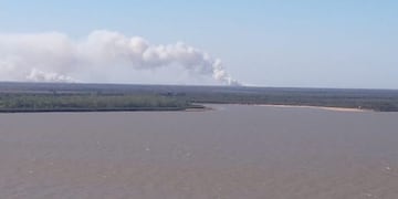 El humo se hizo visible desde el lunes, aunque no llegó a la ciudad debido al viento\u002E (@gustavozignago)