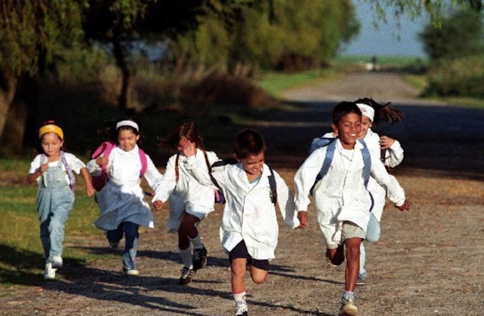 Cabalgan más de 8 kilómetros para estudiar: historia frecuente de las escuelas rurales