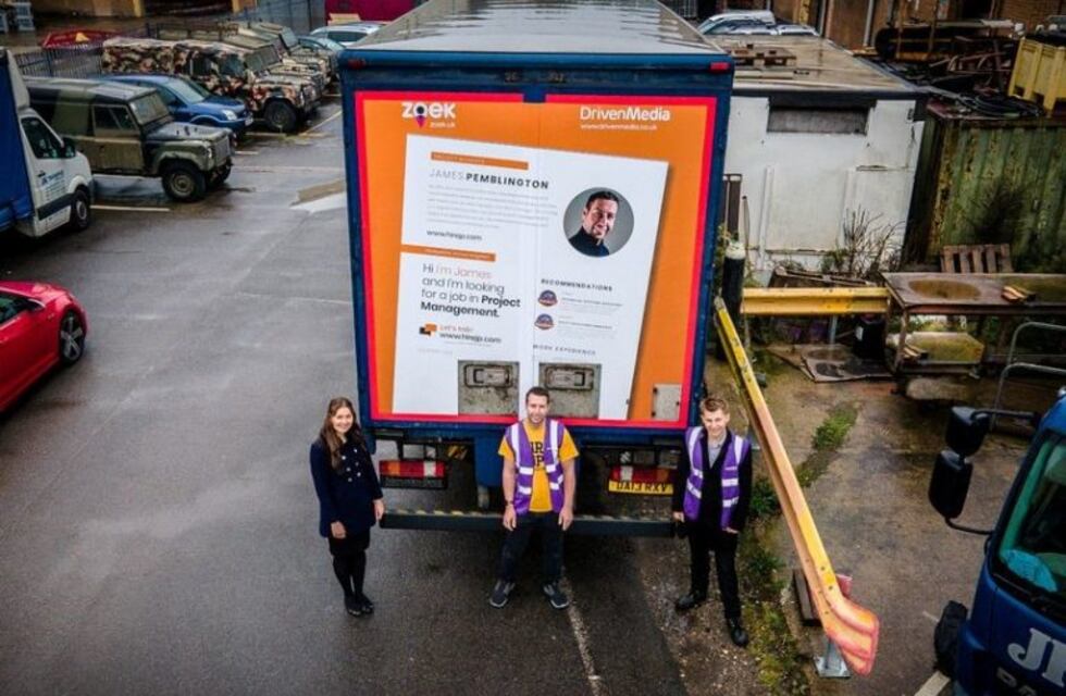 Un hombre ploteó su curriculum en la parte trasera de un camión y consiguió trabajo en dos días