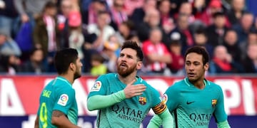 Barcelona's Argentinian forward Lionel Messi (L) celebrates a goal with Barcelona's Brazilian forward Neymar during the Spanish league football match Club Atletico de Madrid vs FC Barcelona at the Vicente Calderon stadium in Madrid on February 26, 2017. /