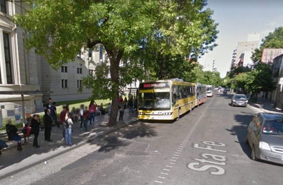 Al ver que el chofer no paraba, rompió la puerta del colectivo y fue detenido