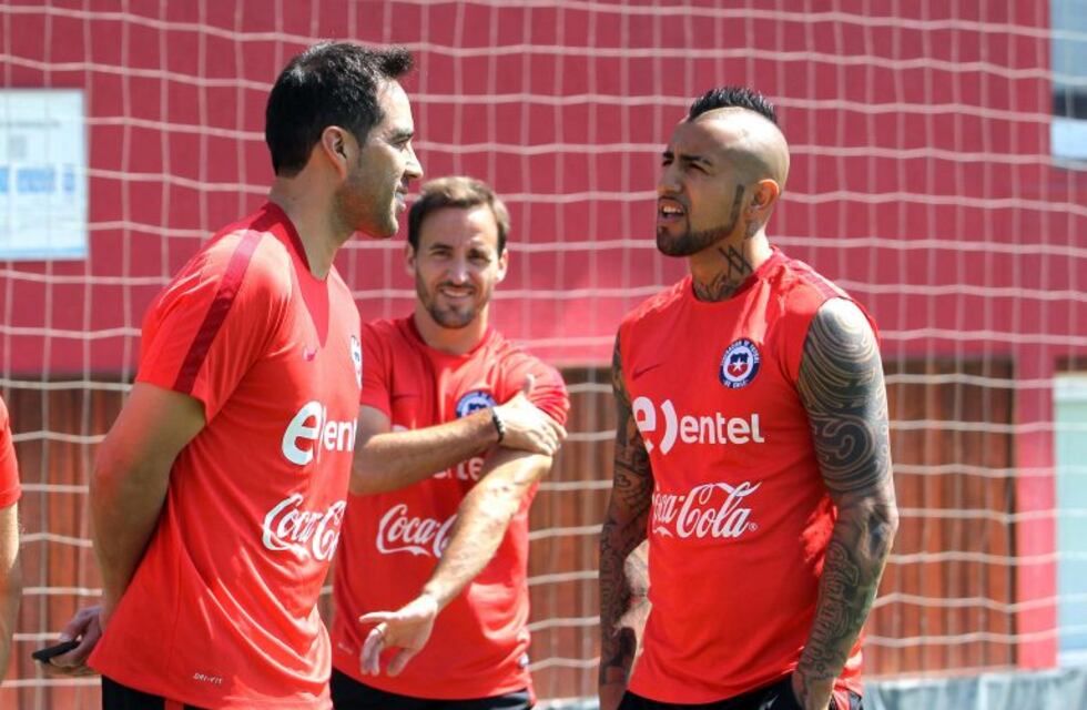 Escándalo en la Selección de Chile: los referentes dejaron afuera del grupo de WhatsApp a Claudio Bravo