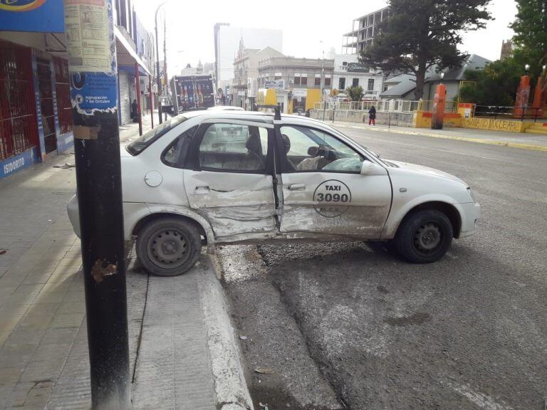 El taxi recibió el impacto.